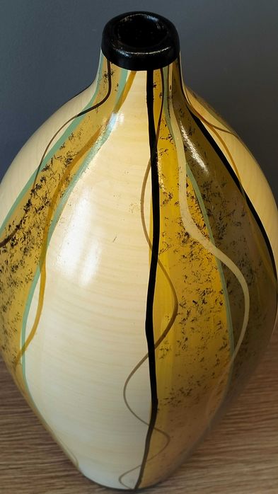 Ceramiczny piękny wazon, a la pikasiak