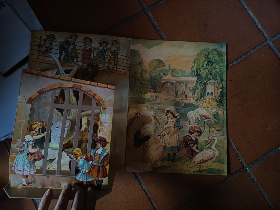 Livro antigo POP-UP. Um dia no jardim zoológico