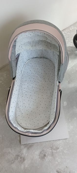 Колиска для дівчинки