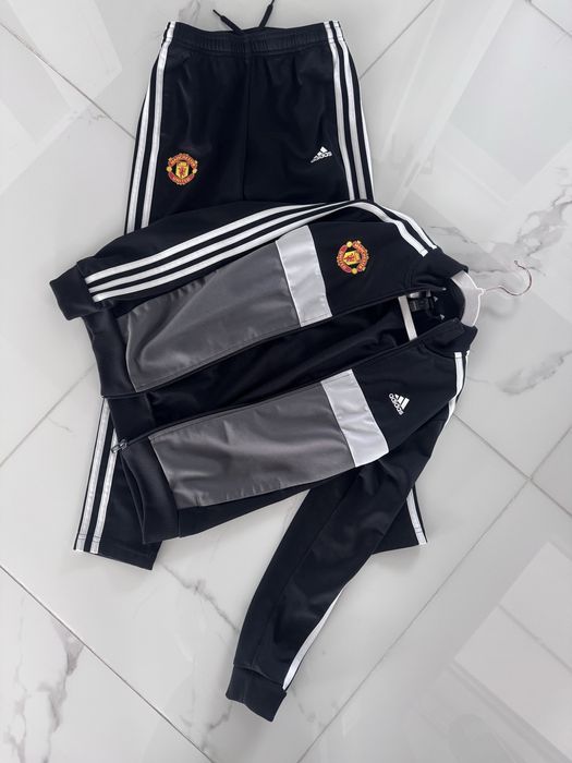 Dres Manchester United – oryginalny, ze sklepu stadionowego