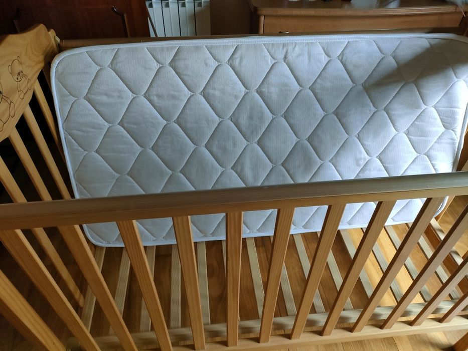 Cama de bébé com colchao, como nova