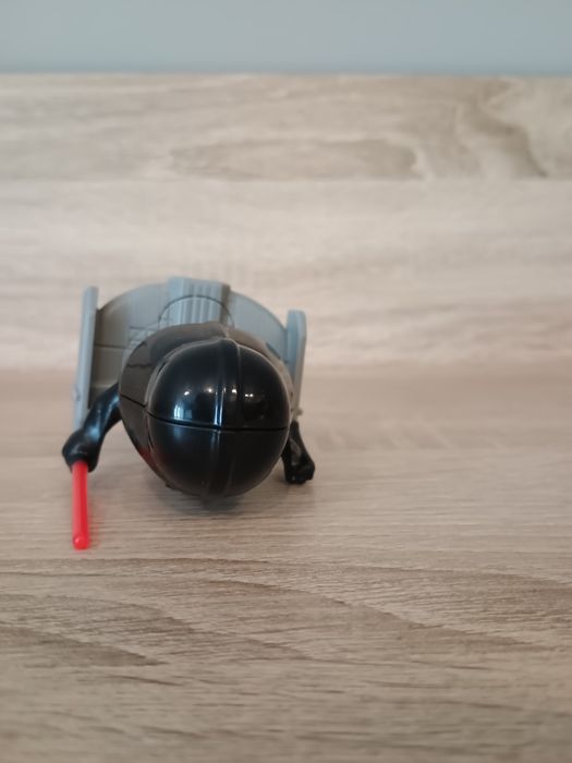 Figurka Darth Vader z Kinder niespodzianki Maxi.