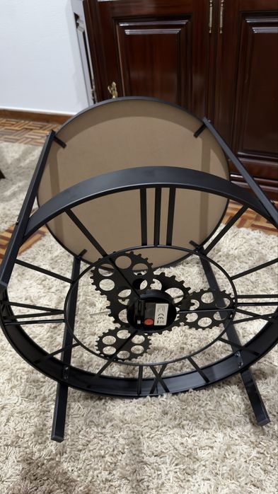 Mesa de apoio com relógio