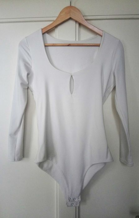 białe body z wycięciem