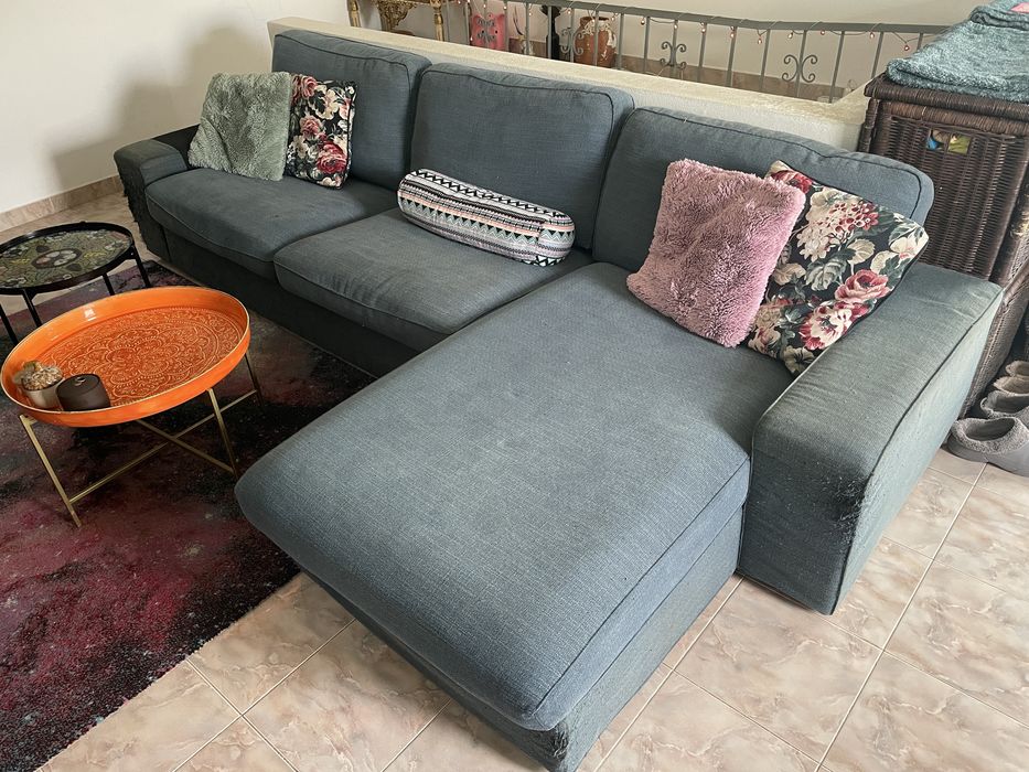 Sofá grande com chaise longue – usado (marcado por gatos)