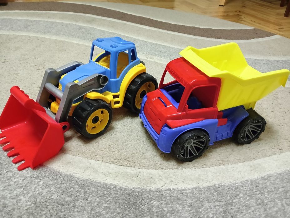 Будівельні машини: трактор і самосвал