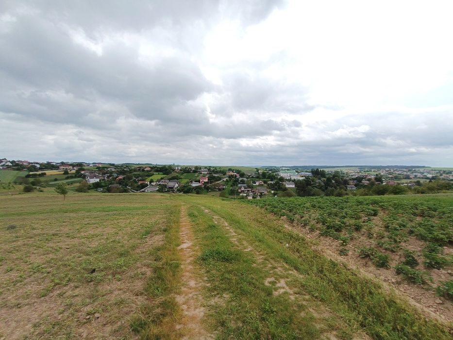 Продається земельна ділянка під забудову в селі Обарів
Всього 2 км від