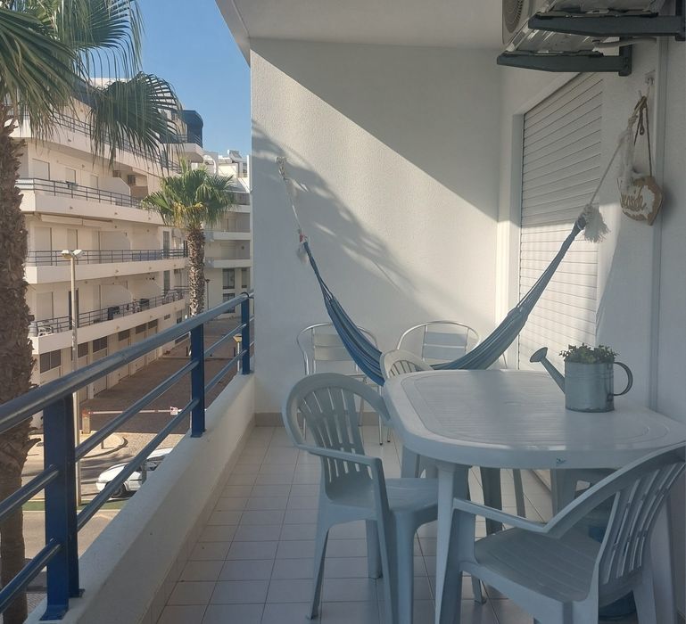 T1 Quarteira com piscina e vista mar lateral