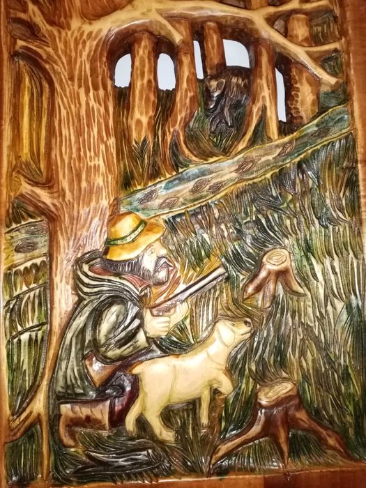 płaskorzeźba w drewnie polowanie na niedźwiedzia