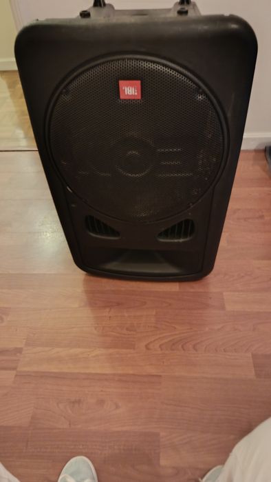 Colunas som exterior, 2 com amplificador, 3 mesas de mistura, 4 tripés, 1 leitor de CD e respectivos cabos.