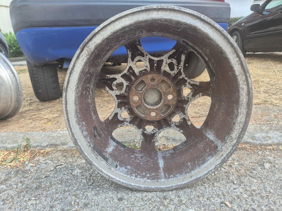 Jantes 15.originais da honda com alguns riscos como mostra. Nas fotos.