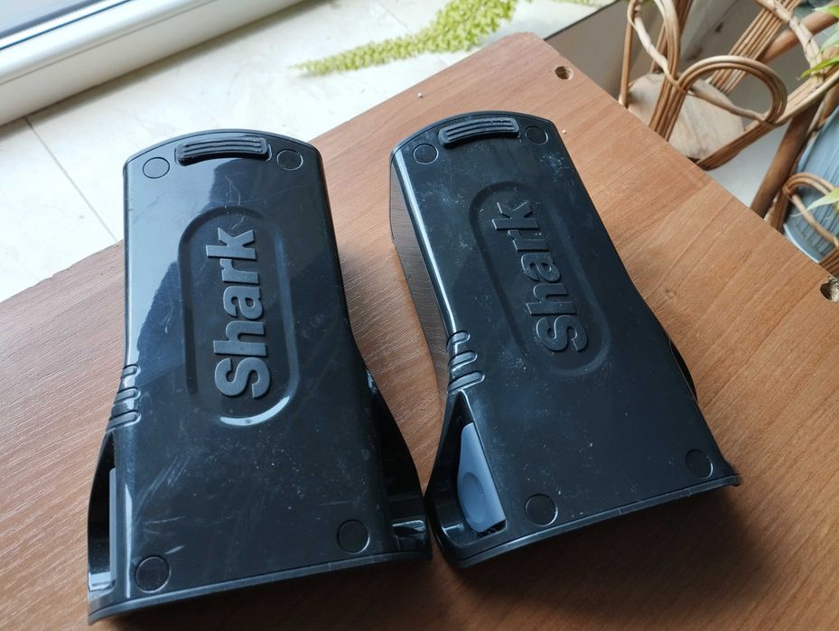 Dwie sztuki Shark Akumulatorów XSBT600EU do odkurzacza IZ380
