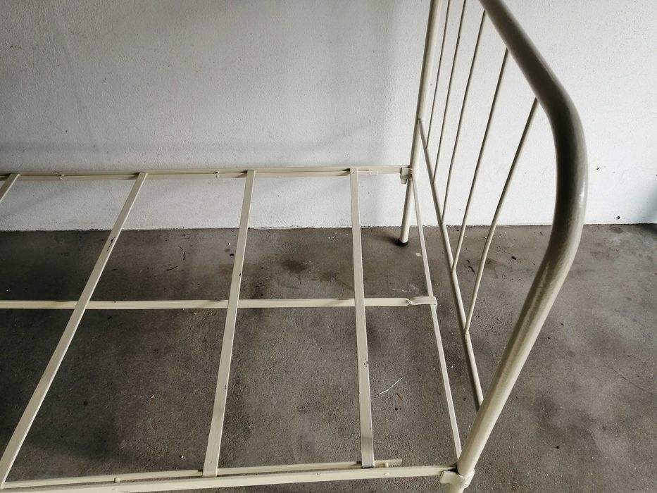 Cama de ferro cor creme