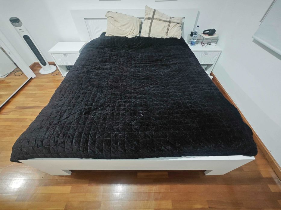 Quarto de casal completo em branco piano