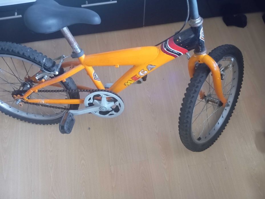 Vendo bicicleta laranja de criança sem rodinhas maior com Descanso promoção