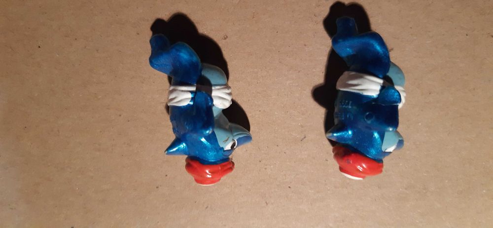 2 stare figurki delfinki z kinderek