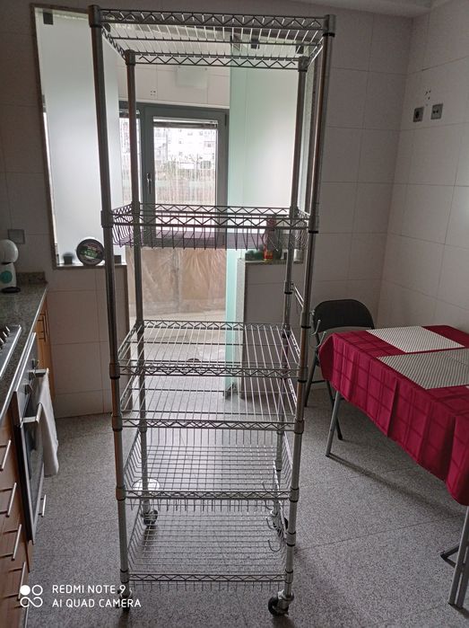 Unidade de prateleiras com rodízios / Rolling Shelf Unit