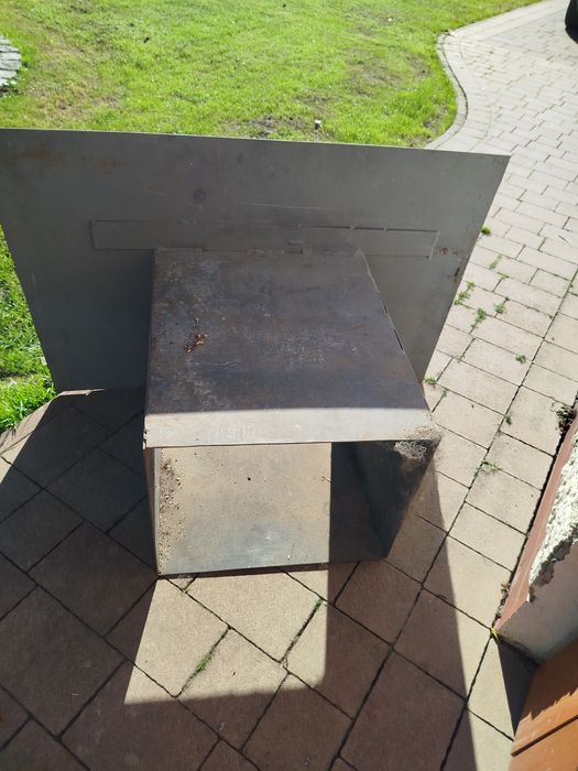 Osłona domu podczas rzucanie węgla