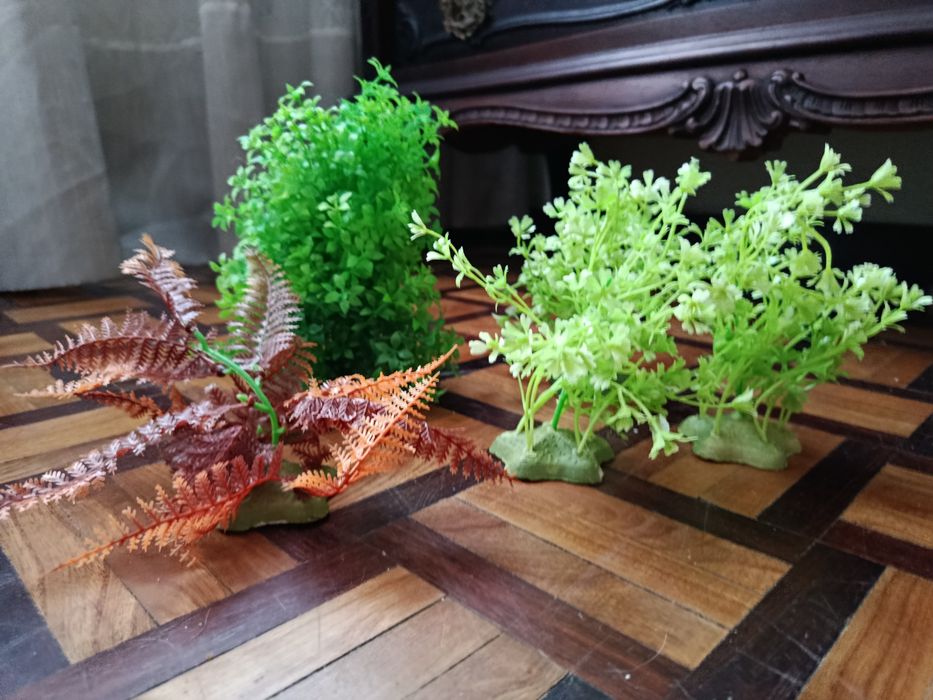 Várias plantas arficiais decorativas para aquário