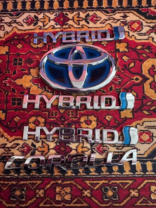 Emblematy Znaczki Toyota Corolla Hybrid Czarny oraz Oryginalne