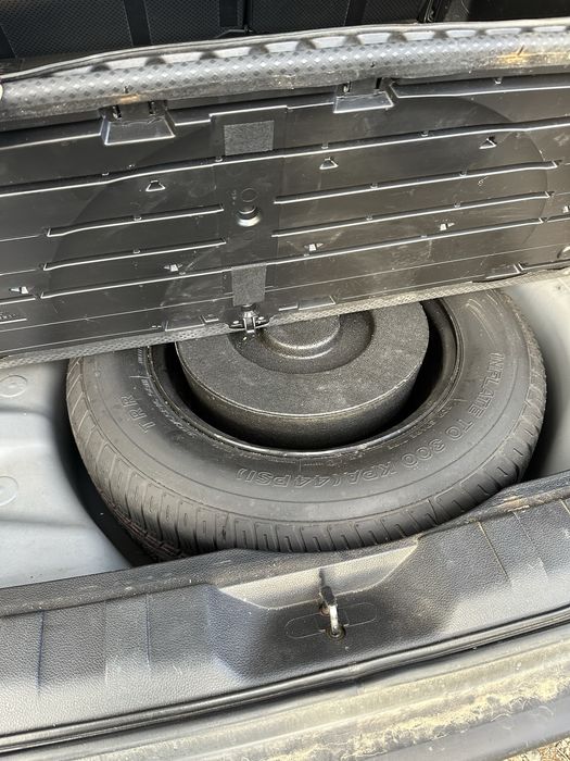 автомобіль Nissan