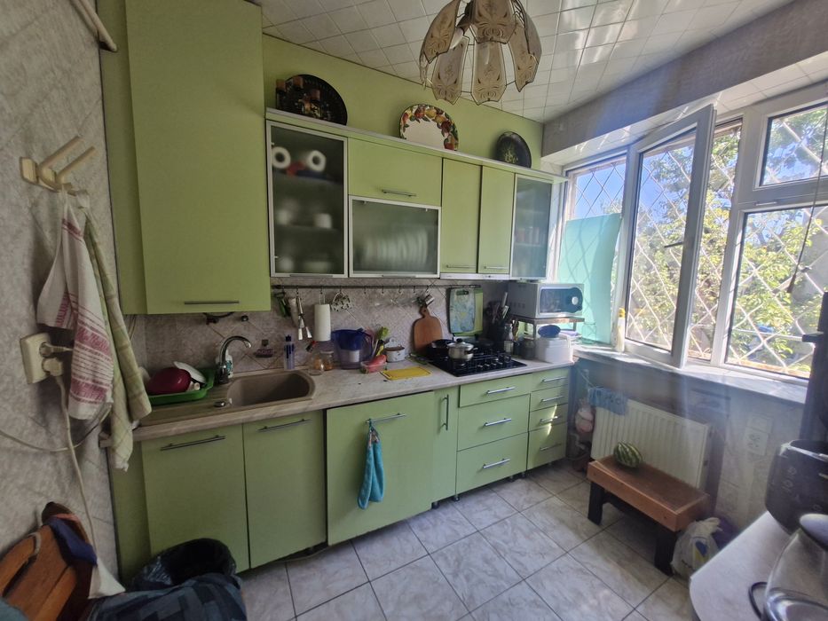 Крепкий жилой дом.