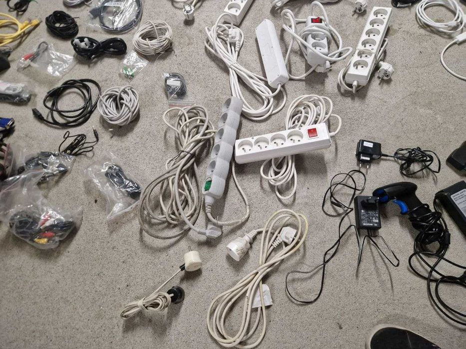 Zestaw kabli i akcesoriów – około 100 sztuk