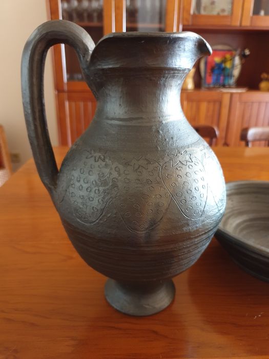 Jarra antiga em barro preto de Bisalhães