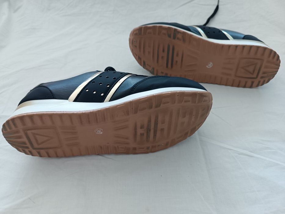 Tennis preto e dourado