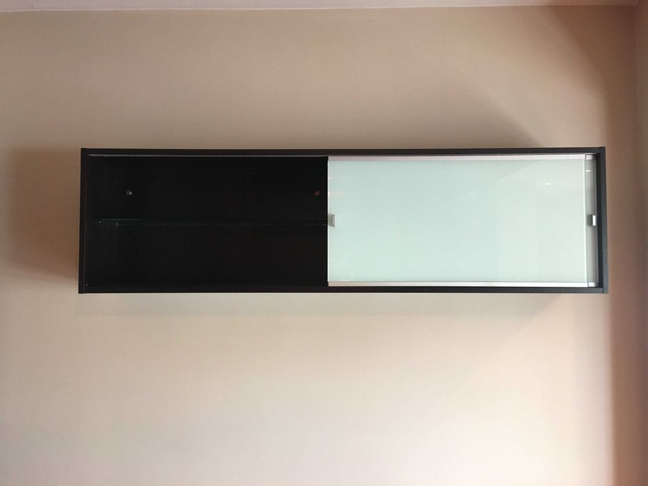 aparador madeira c/ prateleira fechada com vidro suspensa