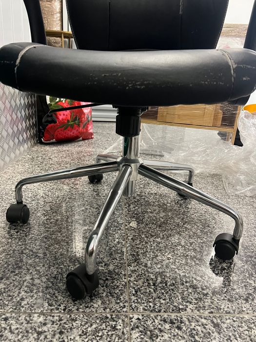 Cadeira de escritório ergonómica preta