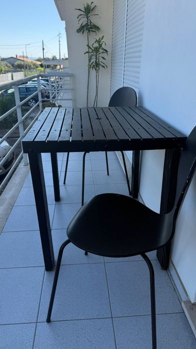 Mesa com duas cadeiras