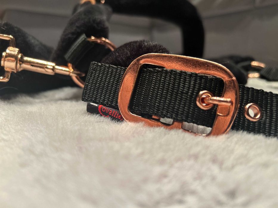 Kantar Covaliero z czarnym futrem i okuciami rose gold