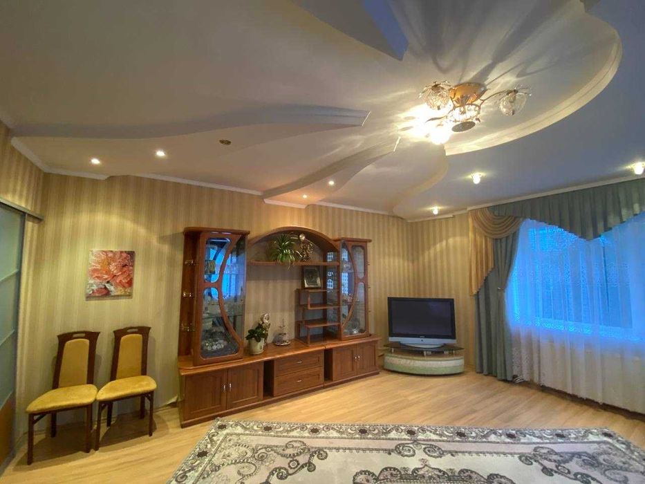 Затишний будинок з більярдною, сауною, садом та квітником, біля лісу!