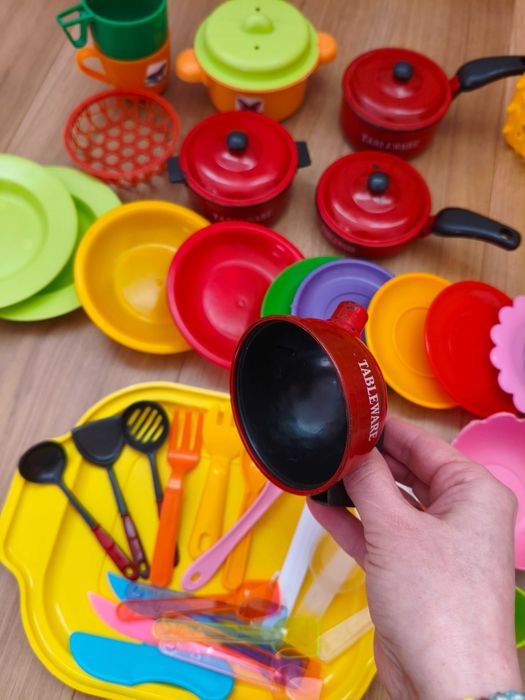 Іграшкова посудка, дитяче кухонне приладдя в кошику