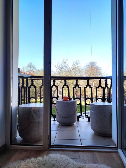 Світло не вимикають !2х-кім студія з креслом-гойдалкою та каміном на ц