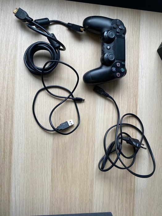 PS4 Pro 1TB + pad + 2 gry — świetny zestaw