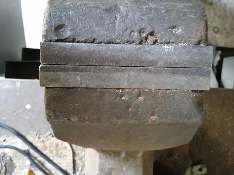 Стіл слюсарний з лещатами.