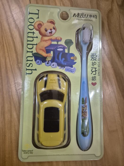 Унікальна дитяча зубна щітка в комплекті з іграшковою машинкою.