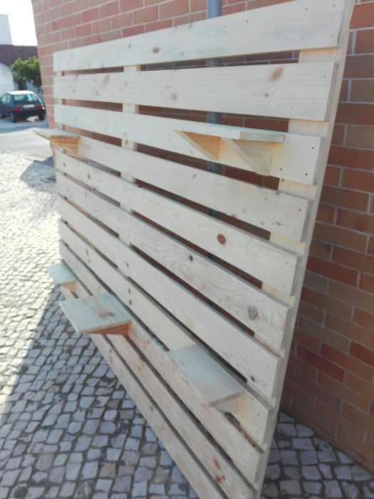 Suporte para tv com prateleiras.