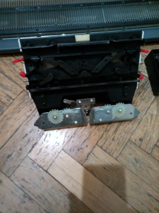 Продаётся ручная вязальная машина Нева 5 за 2000 грн