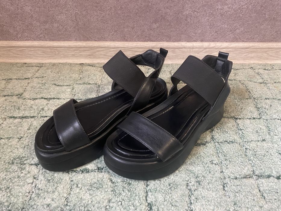 Женские босоножки