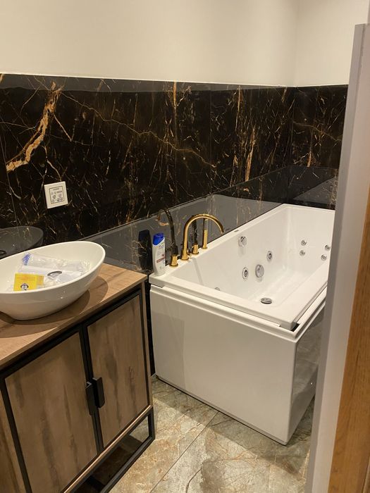 Wanna Poolspa z hydromasażem i obudową . .