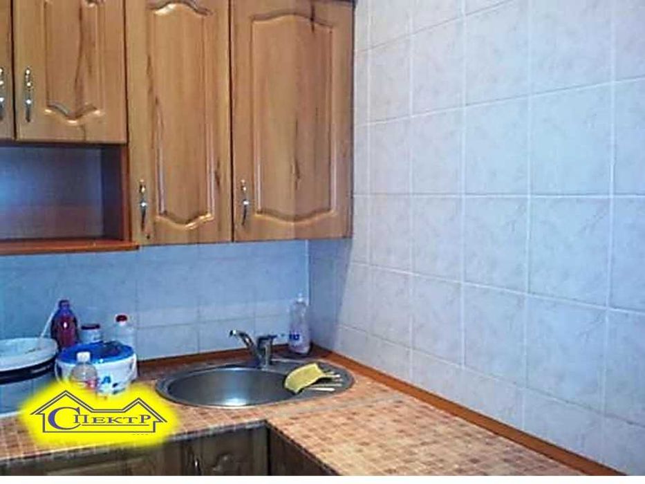 82 кв.м.  вул. Леніна(Свято-Миколаївська), 5 кабінетів .