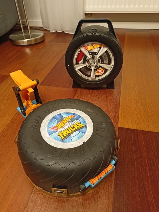 Hot wheels monster trucka z garażem na auta