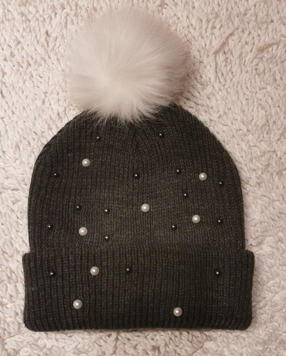 Świetna czapka z pomponem i perełkami