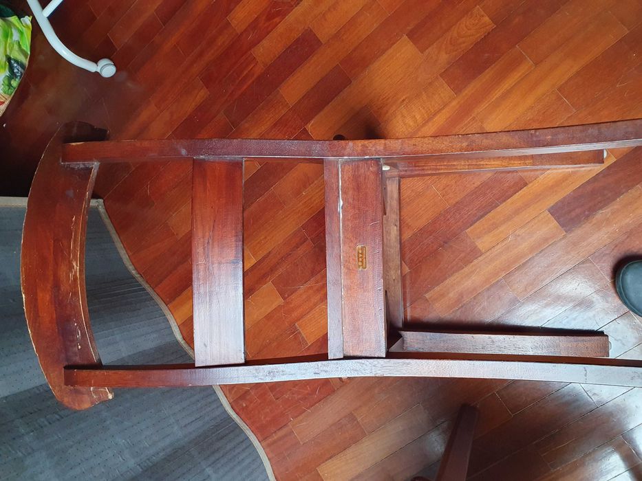 Cadeiras em madeira exótica