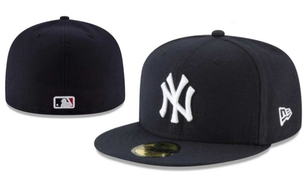 Vários tipos de bonés novos para venda