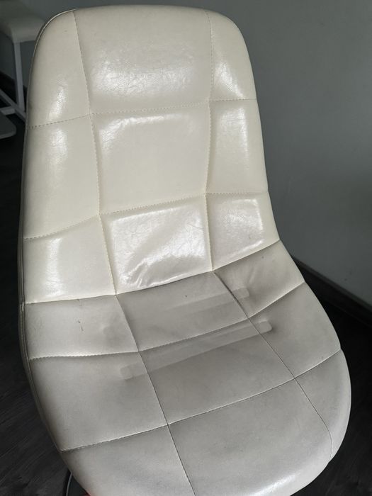 Барний стул білого кольору