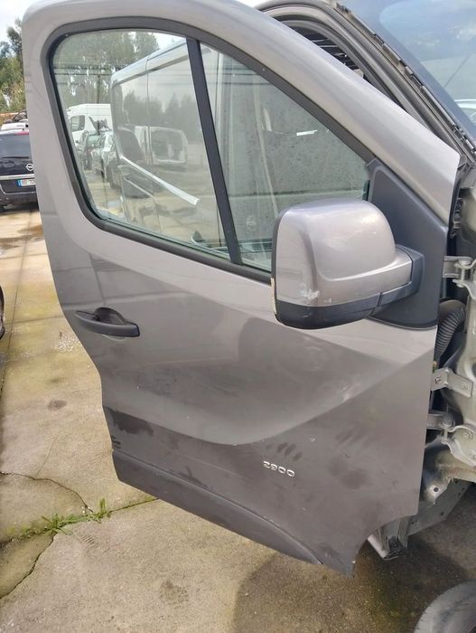Porta frente direita Opel Vivaro ano 2020